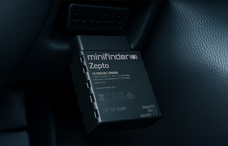 MiniFinder Zepto ansluten under instrumentpanelen i ett fordon.