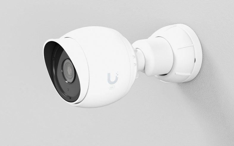 En UniFi G5 Bullet monterad på en vägg utomhus.