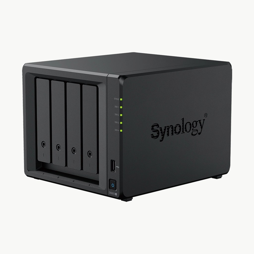 En Synology-lagringsenhet med fyra diskar.